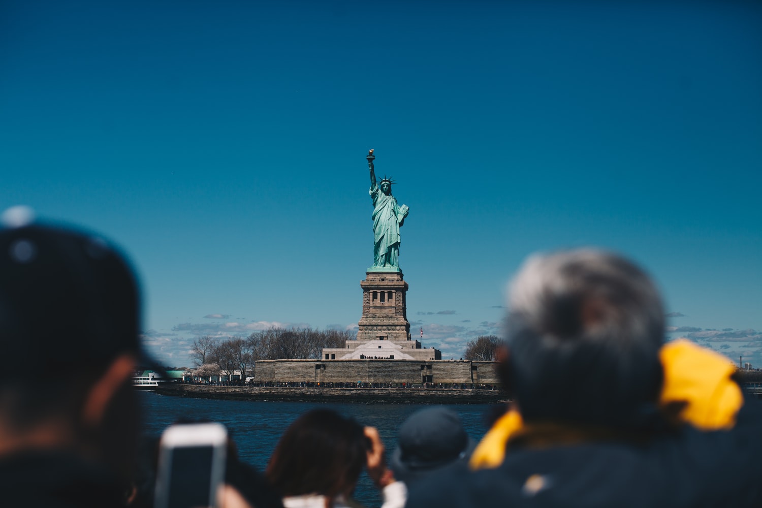 التقاط الصور التذكارية لتمثال الحرية
