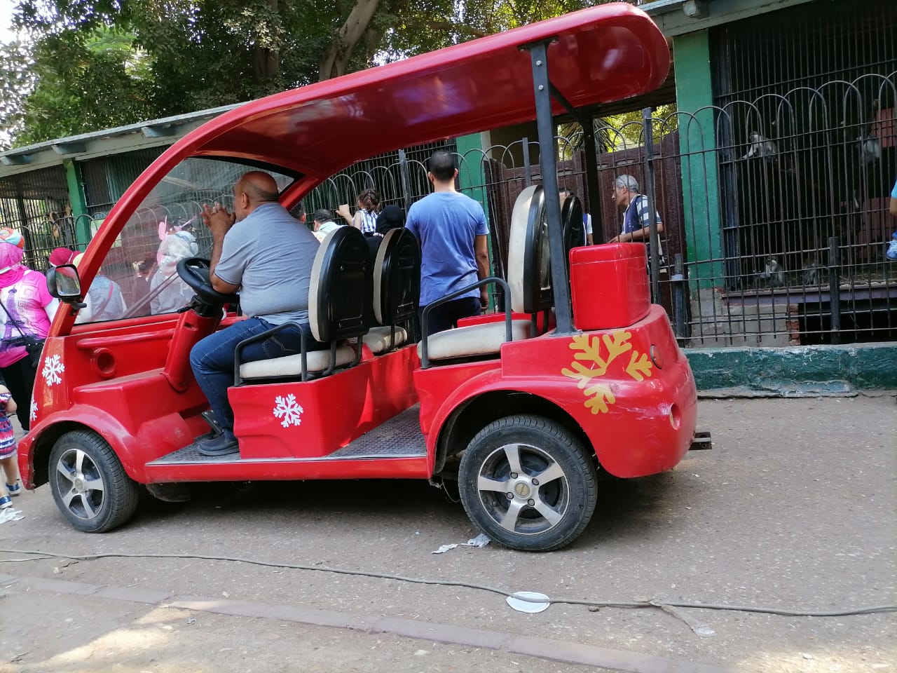 سيارة VIP في حديقة حيوانات الجيزة