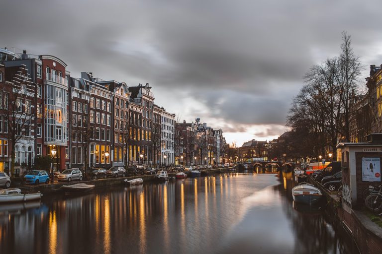 اين تقع امستردام وما هي اهم المدن القريبة من امستردام