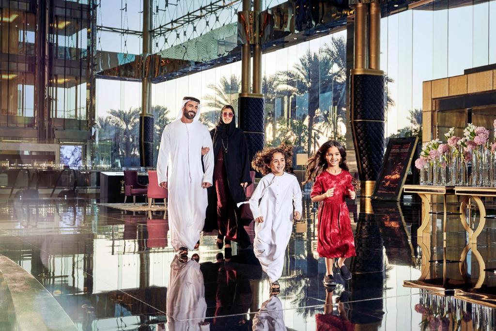 استمتاع العائلات في فندق الميدان دبي