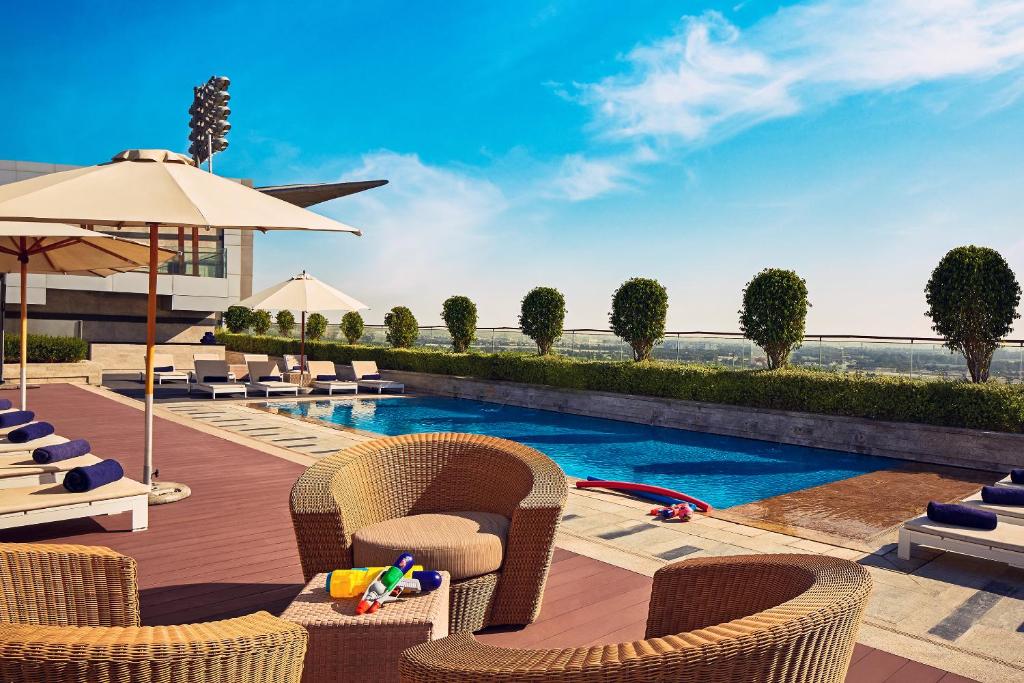 مسبح فندق الميدان دبي