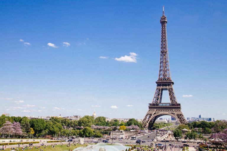 اين تقع فرنسا وما المسافات بين أهم مدنها السياحية؟