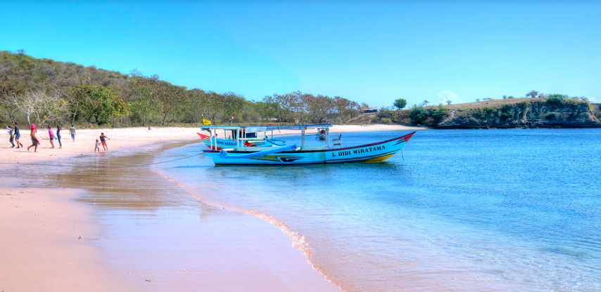 الشاطئ الوردي في جزيرة لومبوك