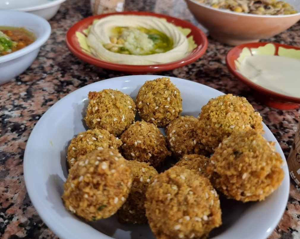 مطعم فول وحمص - مطاعم فطور شعبي في دبي