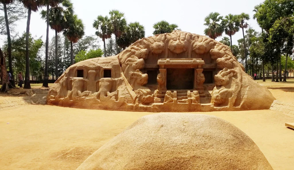الانشطة السياحية داخل معبد كهف النمر
